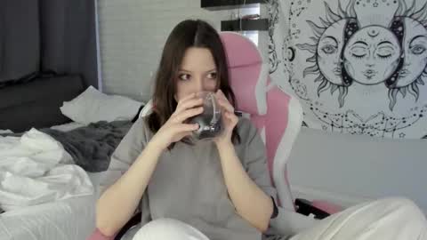 Snapshot of p0rsche911 chatting on 03-12-25, 12:10 Alice online show from 03-12-25, 12:10