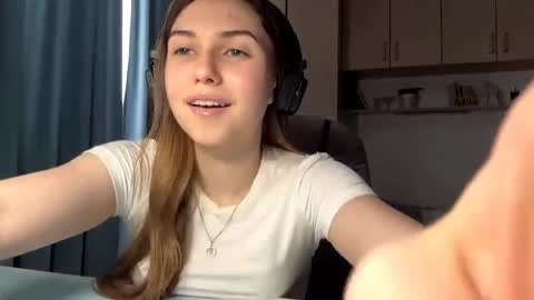 Snapshot of pamulahallquist chatting on 06-08-26, 03:23 Lia online show from 06-08-26, 03:23