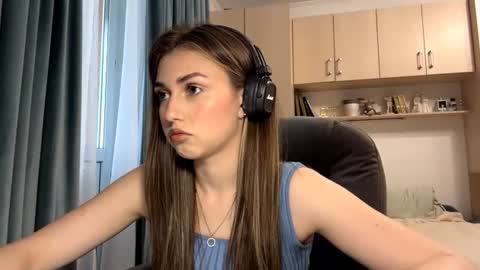 Snapshot of pamulahallquist chatting on 06-15-26, 03:36 Lia online show from 06-15-26, 03:36