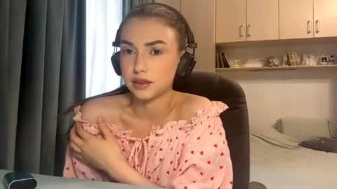 Snapshot of pamulahallquist chatting on 06-19-26, 03:38 Lia online show from 06-19-26, 03:38