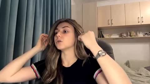 Snapshot of pamulahallquist chatting on 06-20-26, 04:32 Lia online show from 06-20-26, 04:32