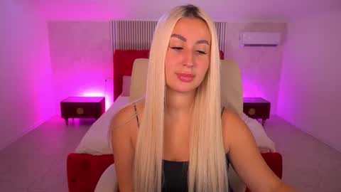 Snapshot of paolamola chatting on 06-14-26, 06:37 Lia online show from 06-14-26, 06:37