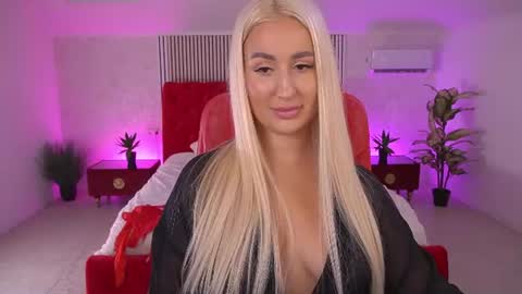 Snapshot of paolamola chatting on 06-19-26, 03:16 Lia online show from 06-19-26, 03:16