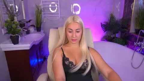 Snapshot of paolamola chatting on 06-21-26, 02:08 Lia online show from 06-21-26, 02:08