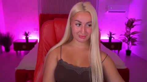Snapshot of paolamola chatting on 06-24-26, 01:54 Lia online show from 06-24-26, 01:54