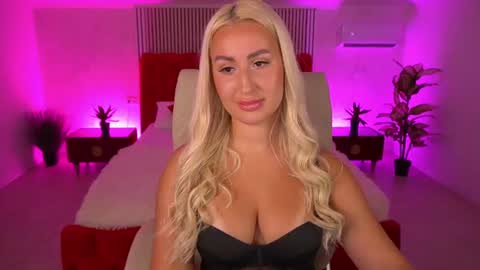Snapshot of paolamola chatting on 06-26-26, 02:32 Lia online show from 06-26-26, 02:32