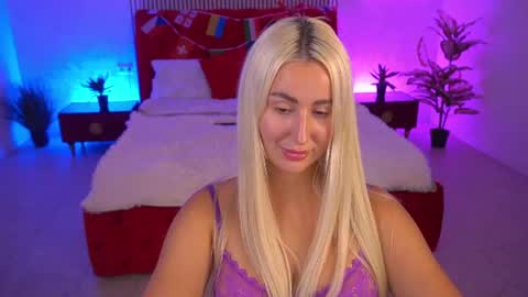 Snapshot of paolamola chatting on 07-18-26, 01:26 Lia online show from 07-18-26, 01:26
