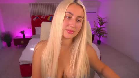 Snapshot of paolamola chatting on 07-19-26, 01:48 Lia online show from 07-19-26, 01:48