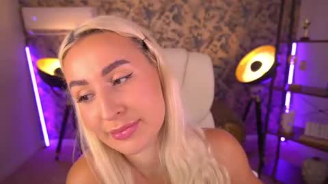 Snapshot of paolamola chatting on 07-22-26, 03:48 Lia online show from 07-22-26, 03:48