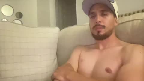 Snapshot of papicubano_guapo23cm chatting on 06-11-26, 04:43 papicubano_guapo23cm online show from 06-11-26, 04:43