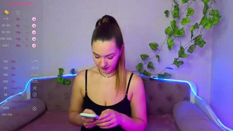 Allie  Alex Thumbs up if you like us online show from 12-04-24, 03:48