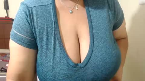 Snapshot of pareja_explosivasexx chatting on 07-23-26, 05:49 Luna online show from 07-23-26, 05:49