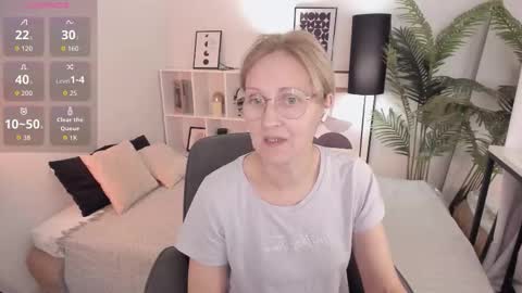 Snapshot of paris_cherry chatting on 10-12-25, 08:08 Paris online show from 10-12-25, 08:08