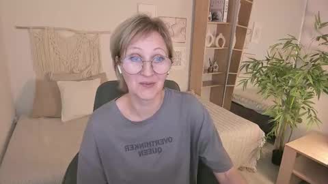 Snapshot of paris_cherry chatting on 10-26-25, 08:26 Paris online show from 10-26-25, 08:26