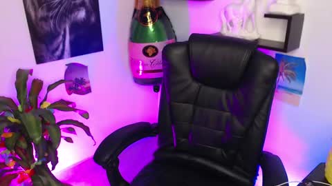 Paris D angelo online show from 01-13-25, 12:30