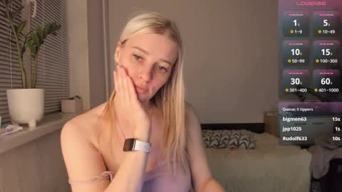 Snapshot of paris_hilt_on chatting on 02-25-25, 02:44 Sasha online show from 02-25-25, 02:44