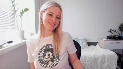 Snapshot of paris_hilt_on chatting on 02-28-25, 03:15 Sasha online show from 02-28-25, 03:15