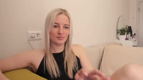 Snapshot of paris_hilt_on chatting on 09-23-25, 03:42 Sasha online show from 09-23-25, 03:42