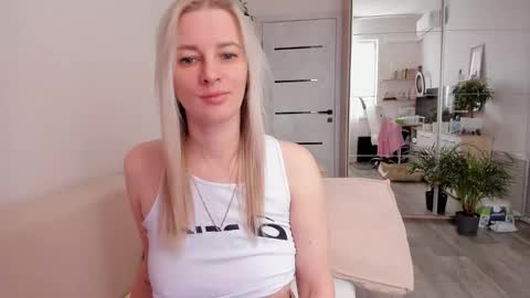 Snapshot of paris_hilt_on chatting on 11-06-25, 04:13 Sasha online show from 11-06-25, 04:13