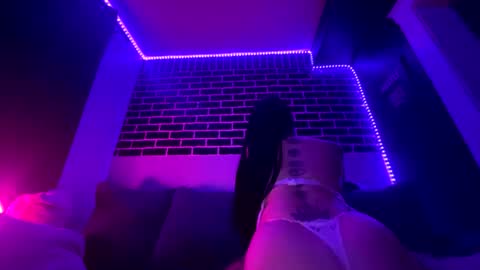 peachezncream666 online show from 08-01-26, 07:51