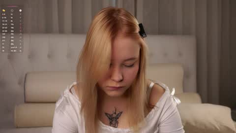 Snapshot of pebee chatting on 04-30-26, 01:34 Lily online show from 04-30-26, 01:34