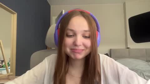 Snapshot of peepapa chatting on 06-14-26, 01:24 Luna Vale online show from 06-14-26, 01:24