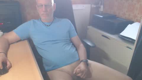Snapshot of pemue65 chatting on 05-28-26, 04:32 Pemue65 online show from 05-28-26, 04:32