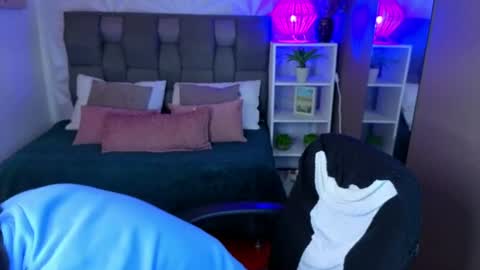 Snapshot of perlaa_moon_ chatting on 06-22-26, 04:15 PERLA online show from 06-22-26, 04:15