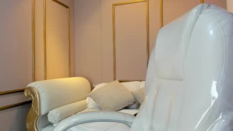 PerlaPreciosa online show from 11-21-25, 04:22