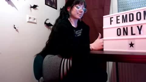 Snapshot of persephones_garden chatting on 05-19-26, 12:11 Persephone online show from 05-19-26, 12:11