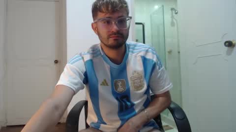 Snapshot of peter_x_annaud chatting on 02-04-25, 10:24 FELIPE online show from 02-04-25, 10:24