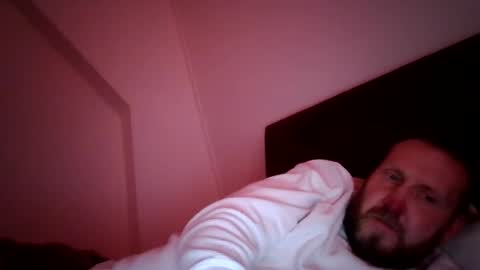 Snapshot of peterpeters443 chatting on 04-17-26, 11:57 jelle online show from 04-17-26, 11:57