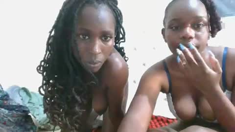 Snapshot of petiteblackjuicy chatting on 06-19-26, 09:07 Amara online show from 06-19-26, 09:07