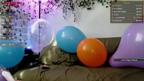 Snapshot of petitecindyluna chatting on 12-17-24, 07:59 C online show from 12-17-24, 07:59