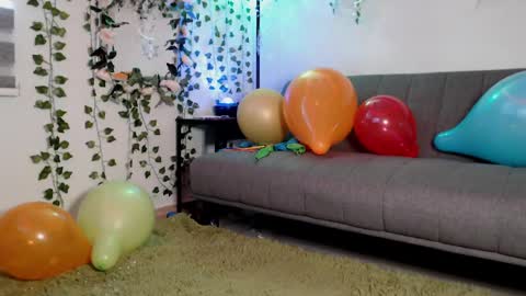 Snapshot of petitecindyluna chatting on 12-23-24, 10:44 C online show from 12-23-24, 10:44