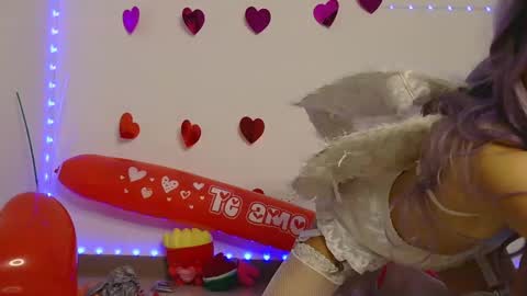 Snapshot of petitecindyluna chatting on 02-15-25, 12:37 C online show from 02-15-25, 12:37