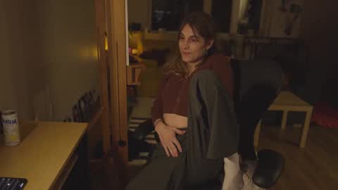 Snapshot of petitecut chatting on 12-22-25, 04:42 caracal online show from 12-22-25, 04:42