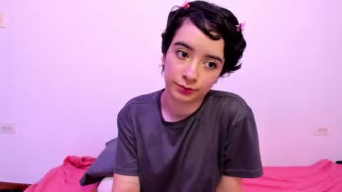 Snapshot of petitee_lunna chatting on 07-05-26, 02:40 Lunna online show from 07-05-26, 02:40
