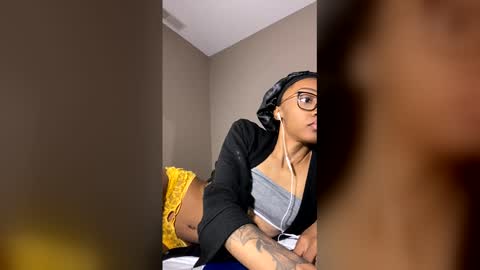 Snapshot of petitetingz chatting on 06-11-26, 05:27 petitetingz online show from 06-11-26, 05:27
