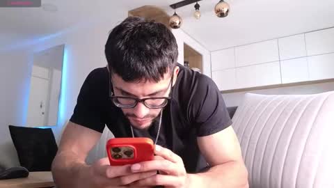 phantom_bigger1 online show from 11-26-25, 01:56