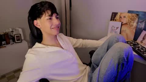 Phil.   INDEPENDENT MODEL online show from 04-02-26, 03:37