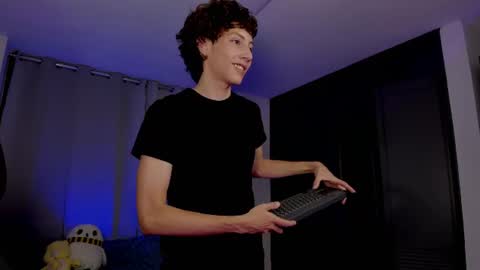 Snapshot of philipe_moonlight_ chatting on 07-09-26, 04:05 Phil. INDEPENDENT MODEL online show from 07-09-26, 04:05