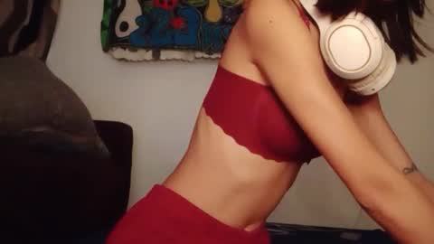 Online at weekends Friday to Sunday online show from 09-14-25, 05:56