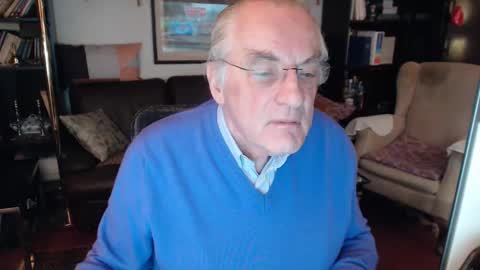 Snapshot of philoumis2 chatting on 01-15-25, 11:40 Philippe online show from 01-15-25, 11:40