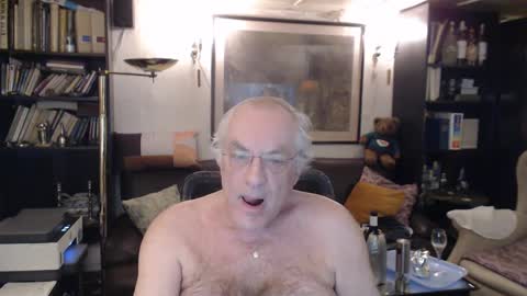 Snapshot of philoumis2 chatting on 01-28-25, 08:47 Philippe online show from 01-28-25, 08:47