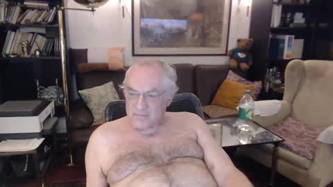 Snapshot of philoumis2 chatting on 02-02-25, 08:19 Philippe online show from 02-02-25, 08:19