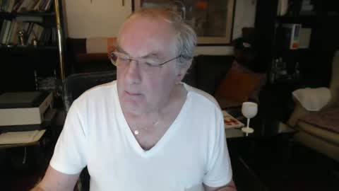 Snapshot of philoumis2 chatting on 02-05-25, 06:59 Philippe online show from 02-05-25, 06:59