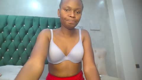 Snapshot of phoebe015 chatting on 02-13-26, 09:44 phoebe online show from 02-13-26, 09:44