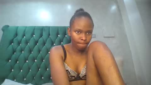 Snapshot of phoebe015 chatting on 02-15-26, 07:21 phoebe online show from 02-15-26, 07:21