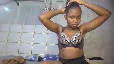 Snapshot of phoebe015 chatting on 02-22-26, 07:01 phoebe online show from 02-22-26, 07:01